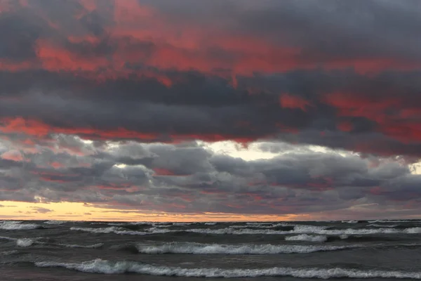 Fırtına bulutları at Sunset Beach üzerinde — Stok fotoğraf