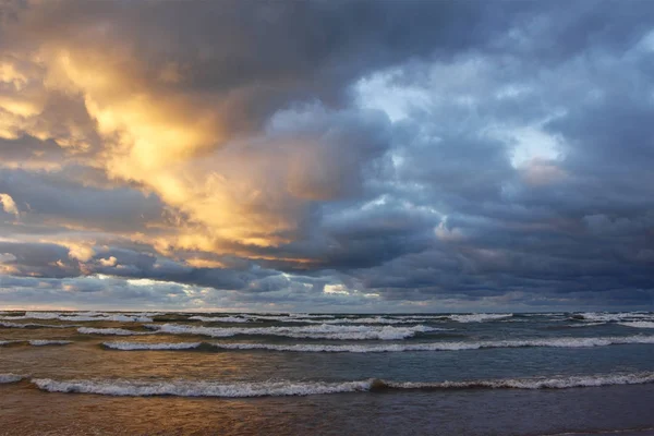 Fırtına bulutları at Sunset Beach üzerinde — Stok fotoğraf