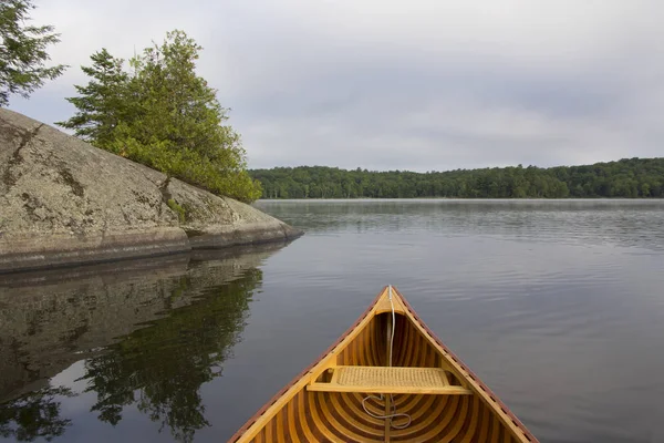 Arco de una canoa de cedro en un lago en el norte de Ontario — Foto de Stock