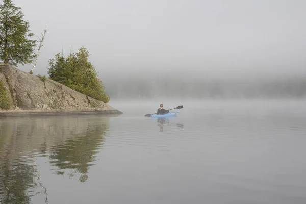Kayak en un lago nublado — Foto de Stock