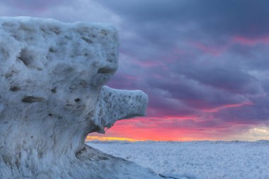 Gün batımında - Ontario, Kanada Huron Gölü üzerinde buz oluşumları