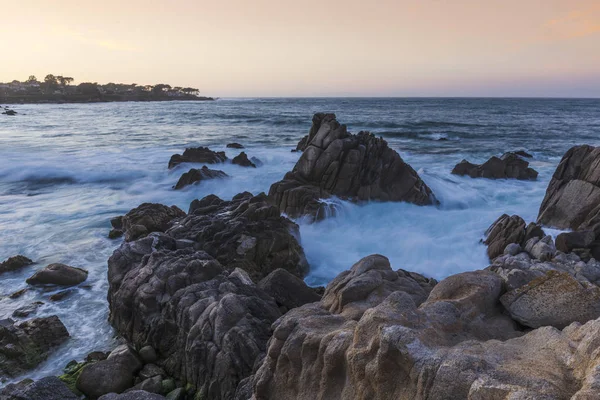 Costa rocosa en el crepúsculo - Bahía de Monterey, California — Foto de Stock