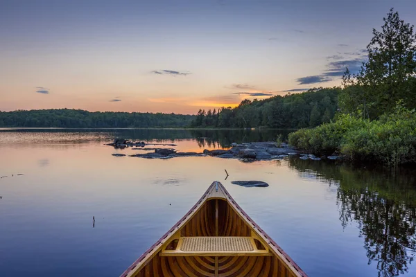 Arco de uma canoa de cedro em um lago no pôr do sol - Ontário, Canadá — Fotografia de Stock