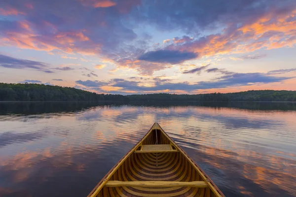 Arco de una canoa de cedro en un lago al atardecer - Ontario, Canadá — Foto de Stock