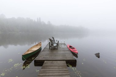 Kano ve kayak sisli göl - Ontario, Kanada iskelede bağlı