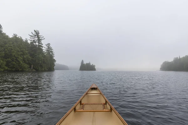 Arco de canoa em um lago nebuloso - Ontário, Canadá — Fotografia de Stock