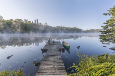 Yeşil Kano ve dock sisli sabahı - Ontario, Kanada