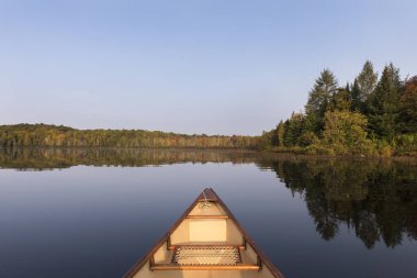Yaz sonu - Ontario, Kanada içinde bir gölde Kano yay
