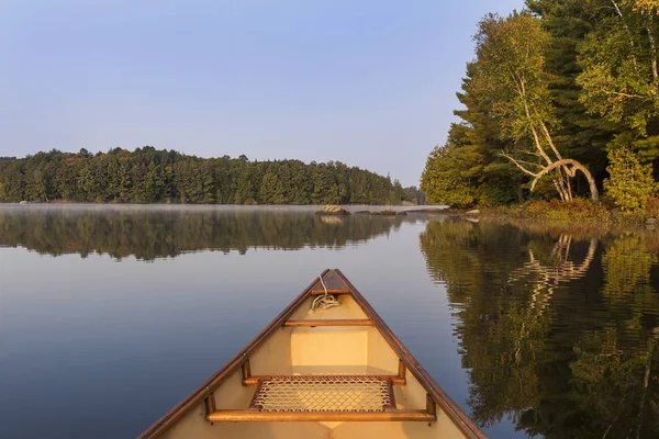 Arco de canoa em um lago no final do verão - Ontário, Canadá — Fotografia de Stock