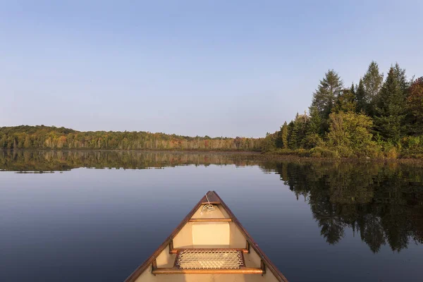 Arco de canoa em um lago no final do verão - Ontário, Canadá — Fotografia de Stock