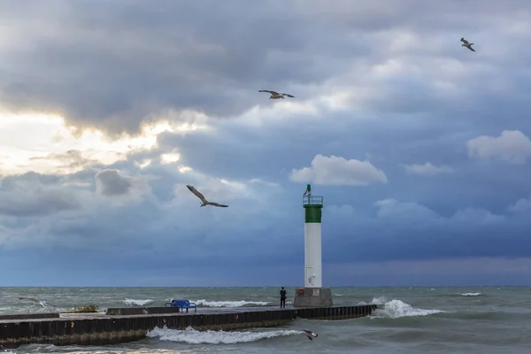 Deniz feneri ve fırtınalı bir havada - Ontario Gölü Huron iskelede, — Stok fotoğraf