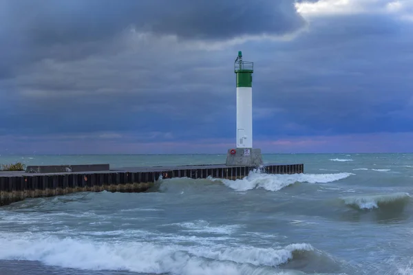 Deniz feneri ve fırtınalı bir havada - Ontario Gölü Huron iskelede, — Stok fotoğraf