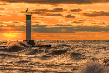 Deniz feneri ve fırtınalı bir havada - Ontario Gölü Huron iskelede, 