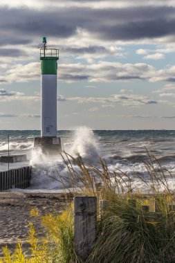 Deniz feneri ve fırtınalı bir havada - Ontario Gölü Huron iskelede, 