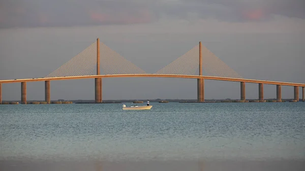 Pequeno Barco Pesca Sob Ponte Sunshine Skyway Fort Desoto Park — Fotografia de Stock