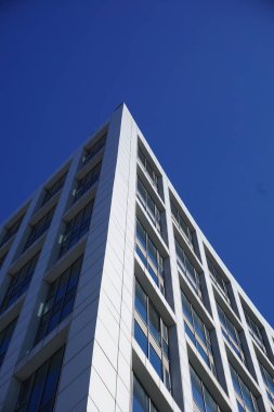 Mavi gökyüzü arka plan üzerinde izole windows ile modern bina. 