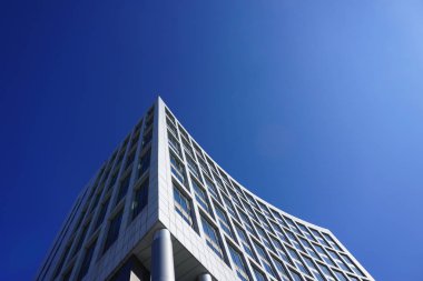 Mavi gökyüzü arka plan üzerinde izole windows ile modern bina. 