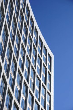 Mavi gökyüzü arka plan üzerinde izole windows ile modern bina. 