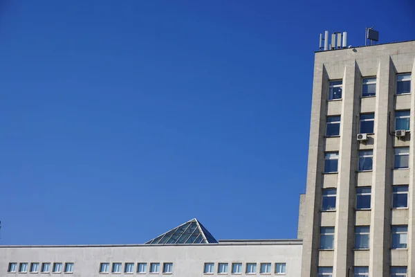 Modern building with windows isolated on blue sky background. — Stock Photo, Image