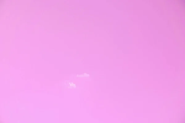 Pequeña nube aislada en el cielo rosa lila — Foto de Stock