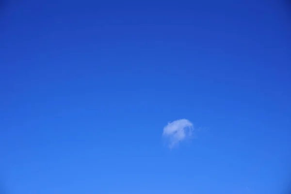 Маленькое облачко на голубом небе — стоковое фото