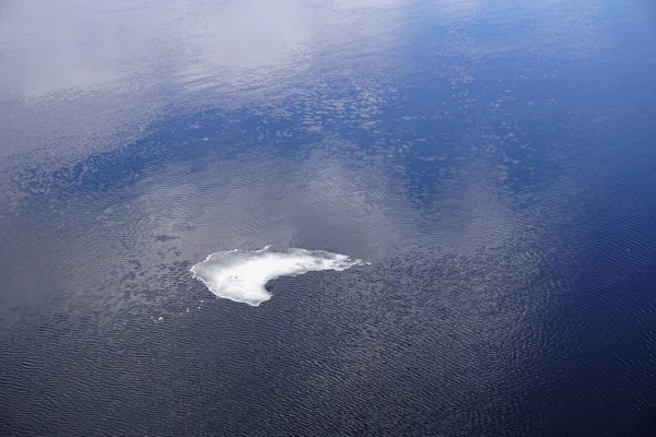 Egy kis kis jég izolált vízfelület. — Stock Fotó