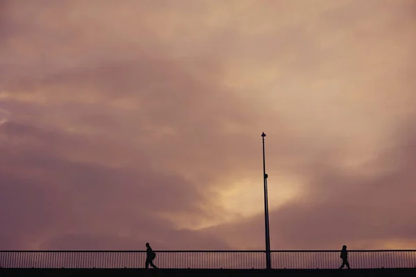 Silhouette två person som går på bron med lyktor — Stockfoto