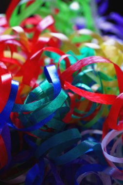 Tinsel, çizgili izole. Renkli şeritler, süslemeleri tatil için. 