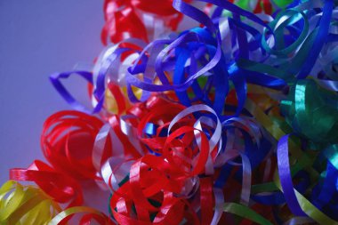 Tinsel, çizgili izole. Renkli şeritler, süslemeleri tatil için. 