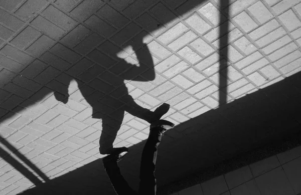 Sziluettjét személyenként egy földalatti folyosón — Stock Fotó