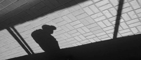 Silhouette Person in einem unterirdischen Gang — Stockfoto
