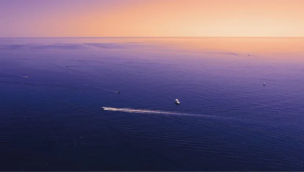 Lila sárga narancs lila Fekete tenger felszínén elszigetelt és hajók, jachtok. — Stock Fotó