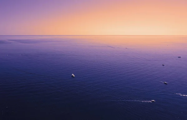 Violet jaune orange violet surface de la mer Noire isolé avec des bateaux, yachts . — Photo