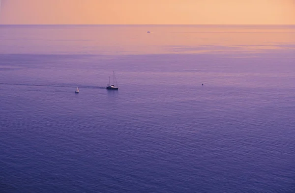 Violet jaune orange violet surface de la mer Noire isolé avec des bateaux, yachts . — Photo