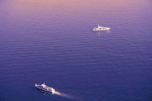 Violet jaune orange violet surface de la mer Noire isolé avec des bateaux, yachts . — Photo