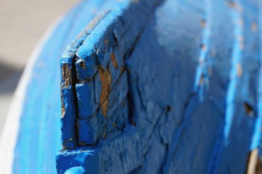 Eski püskü mavi ve beyaz iki tekne