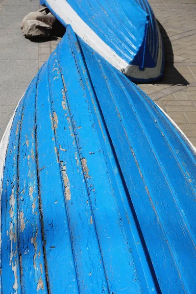 Velho pobre azul e branco dois barcos — Fotografia de Stock