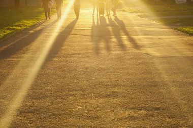 Güneşli ışınları, kızlarda gölgeler günbatımı Zamanı. 