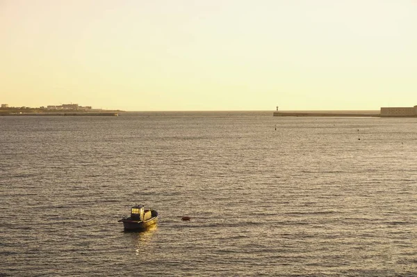 Svarta Havet Med Fiske Ensam Ensam Båt Vid Gul Solnedgång — Stockfoto