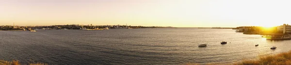 Panoramautsikt Över Svarta Havet Med Fiskebåtar Vid Gul Solnedgång Panorama — Stockfoto