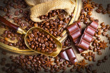 Eski arka plan üzerinde siyah kahve