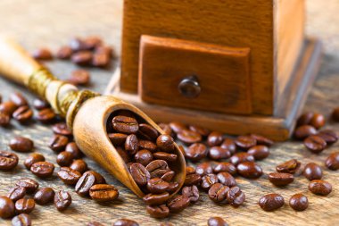 Eski arka plan üzerinde siyah kahve