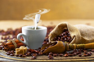 Eski arka plan üzerinde siyah kahve