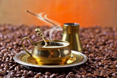 Eski arka plan üzerinde siyah kahve