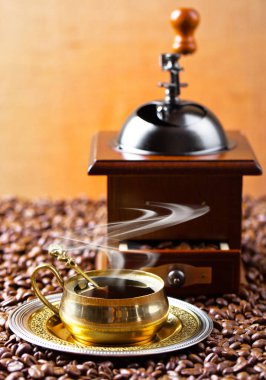 Eski arka plan üzerinde siyah kahve