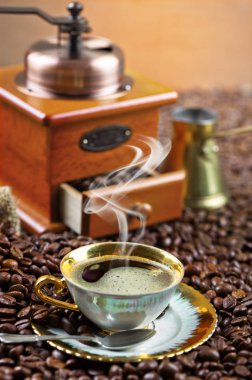 Eski arka plan üzerinde siyah kahve