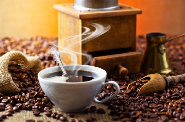 Eski arka plan üzerinde siyah kahve