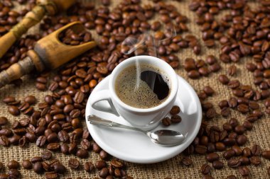 Eski arka plan üzerinde siyah kahve