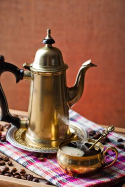 Eski arka plan üzerinde siyah kahve