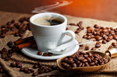 Eski arka plan üzerinde siyah kahve